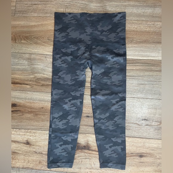 Spanx Look At Me Now Seamless shaping activewear Leggings in Black/Charcoal Camo - Picture 5 of 10